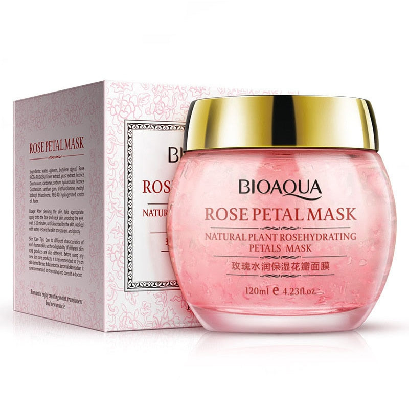 Maschera con petali di rosa di piante naturali
