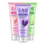 Exfoliante facial hidratante de rosa para una limpieza profunda
